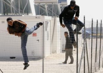 تركيا تعتقل 10 مهاجرين أفغان خلال محاولتهم التسلّل إلى أوروبا