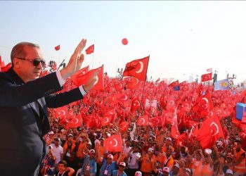 أنصار أردوغان يهددون بإطلاق الرصاص على مطربة