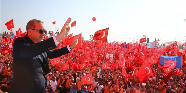 أنصار أردوغان يهددون بإطلاق الرصاص على مطربة