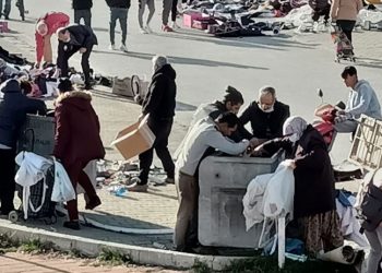 أتراك يجمعون الملابس من حاوية قمامة!