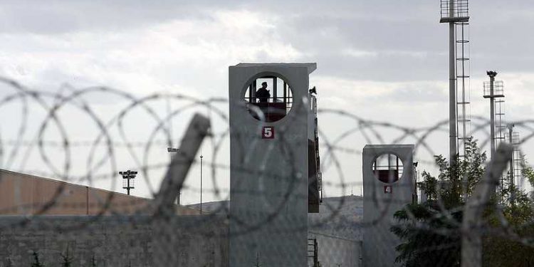 مواطنة تركية تطالب بالإفراج عن زوجها المعتقل لسوء حالته الصحية