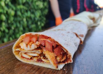 أضنة تصنع أضخم شطيرة شاورما دجاج بطول 20 متر