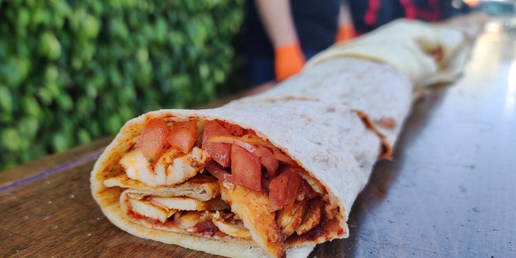 أضنة تصنع أضخم شطيرة شاورما دجاج بطول 20 متر