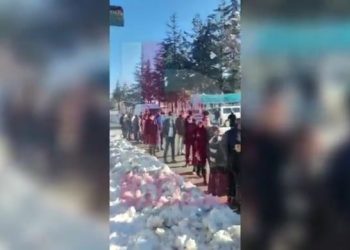 تركيا.. مواطنون يصطفون لتعبئة أنابيب الغاز بعد انقطاع الكهرباء عنهم لأيام