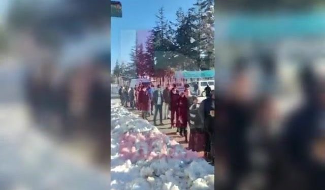 تركيا.. مواطنون يصطفون لتعبئة أنابيب الغاز بعد انقطاع الكهرباء عنهم لأيام