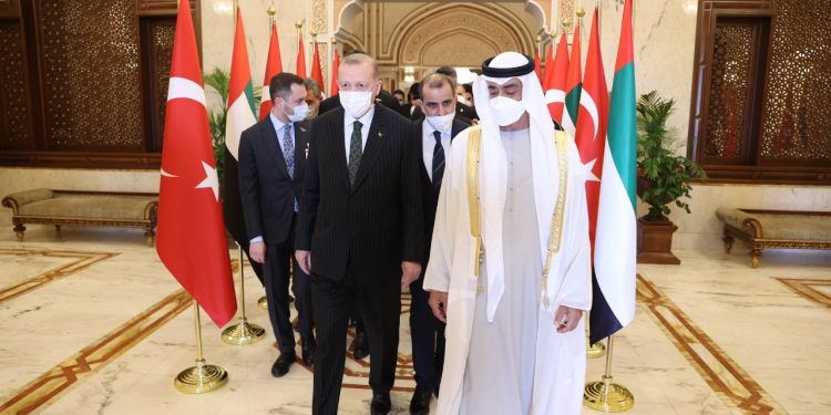 أردوغان يصل الإمارات في زيارة تاريخية