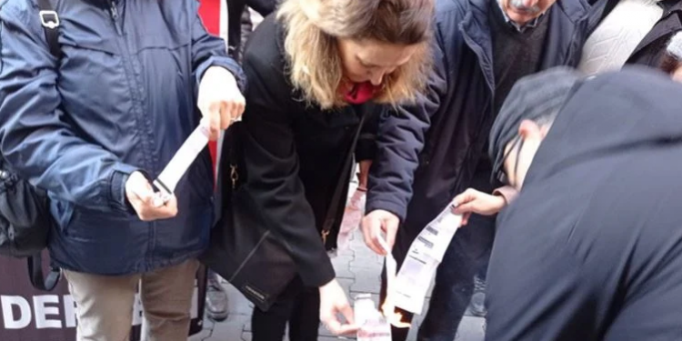 إحراق فواتير الكهرباء في تركيا احتجاجًا على الغلاء