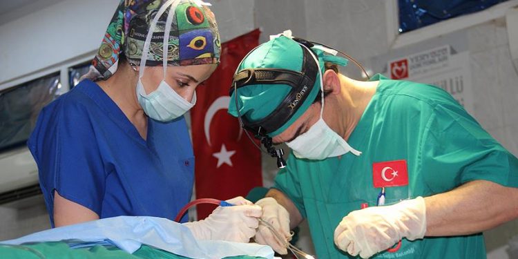 نيويورك تايمز: أطباء تركيا يهاجرون بسبب تدهور ظروف العمل