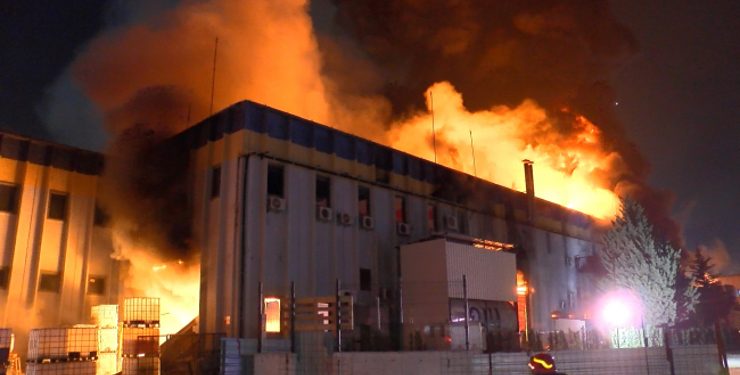 حريق وانفجارات ضخمة في مبنى مصنع بمدينة إسطنبول