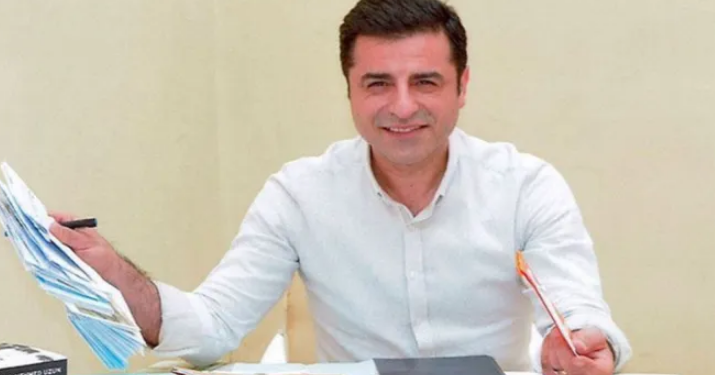 دميرطاش يشجع الطلاب على الدراسة بالكردية