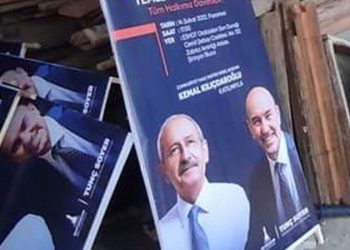 إزالة ملصقات زعيم المعارضة من قبل بلدية يديرها حزب أردوغان