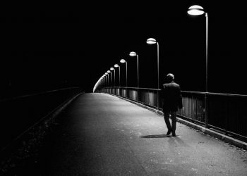 لماذا يبقى هذا الرجل؟