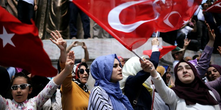 منع مسيرة “الليالي النسوية” في إسطنبول واعتقال مشاركات بها