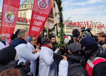أطباء تركيا يتظاهرون بميدان تقسيم رافعين شعار “اخجل يا أردوغان”