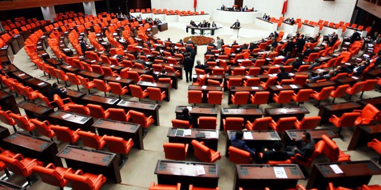 حزب أردوغان يقدم مشروع قانون جديد لسجن الصحفيين