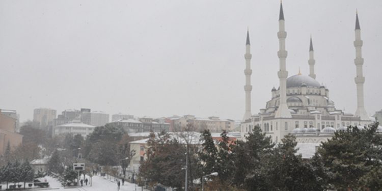 إسطنبول تشهد عاصفة ثلجية عنيفة