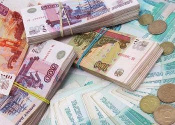 الروبل الروسي يعاني من أثر العقوبات الغربية