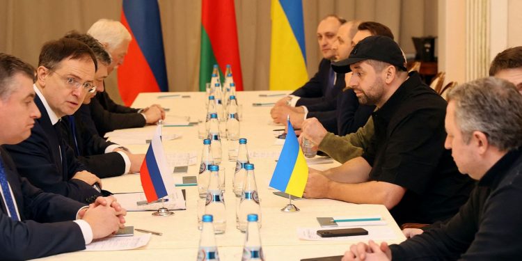 أوكرانيا ستجرى اليوم مفاوضات مع روسيا لوقف إطلاق النار