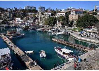 أنطاليا تجذب الروس والأوكرانيين