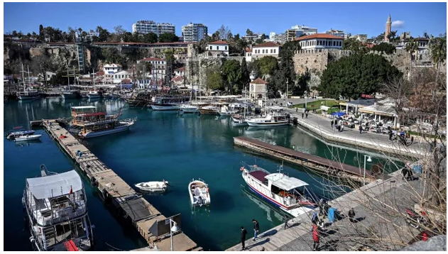 أنطاليا تجذب الروس والأوكرانيين