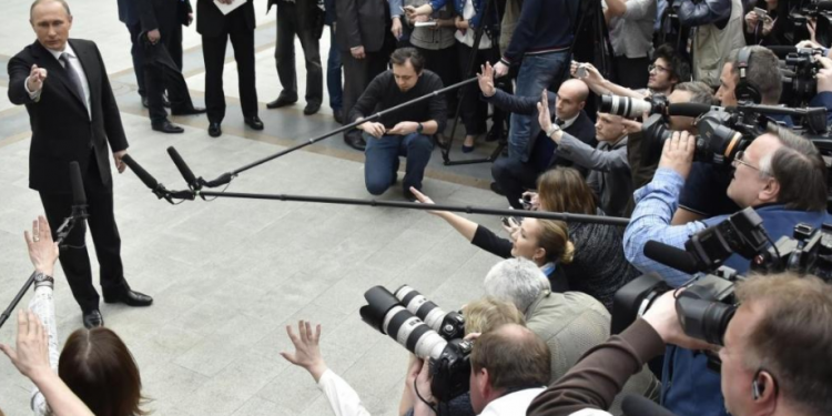 صحفيون روس يغادرون إلى تركيا مع تشديد الرقابة على وسائل الإعلام