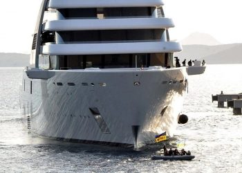 الملياردير الروسي أبراموفيتش يرسل أثمن ممتلكات إلى موانئ تركيا