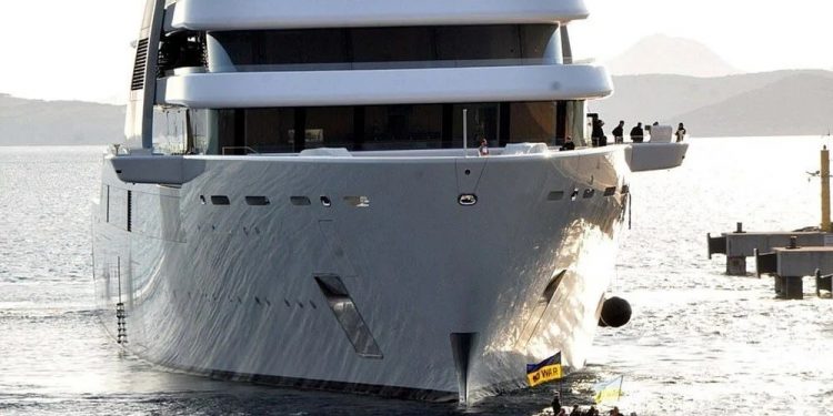 الملياردير الروسي أبراموفيتش يرسل أثمن ممتلكات إلى موانئ تركيا