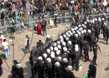 الأمن يعتدي على المشاركين باحتفالات عيد النوروز في دياربكر