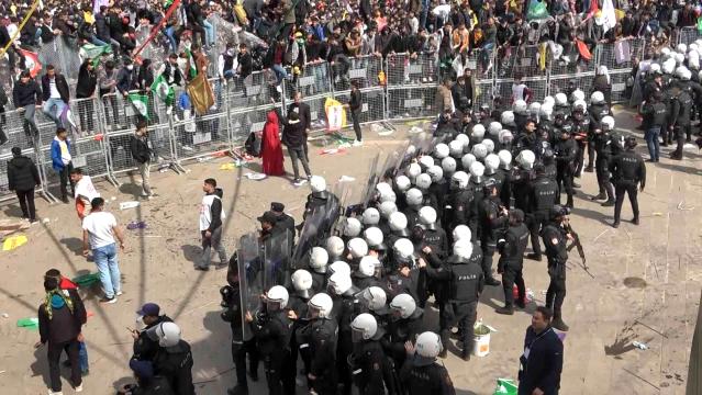 الأمن يعتدي على المشاركين باحتفالات عيد النوروز في دياربكر
