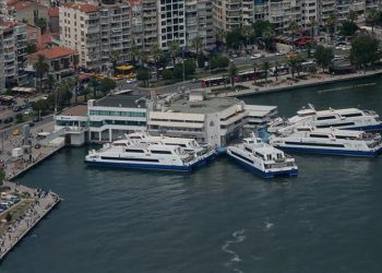 تعليق خدمات عبارات السيارات في “إزمير”