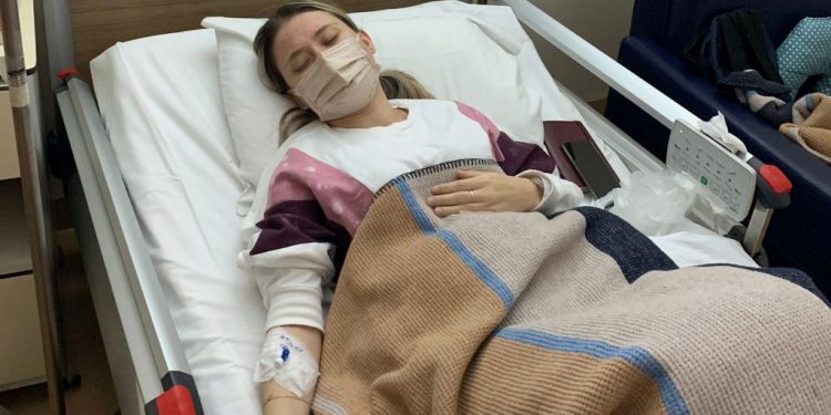 الشرطة التركية تنتظر على باب منزل سيدة خضعت لزراعة كلية لاعتقالها