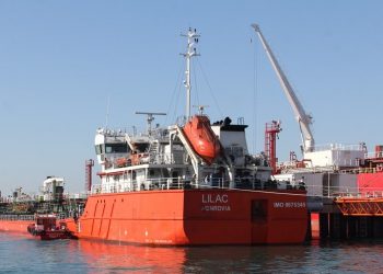 احتفاء كبير بأول سفينة زيت عباد الشمس تصل إلى تركيا