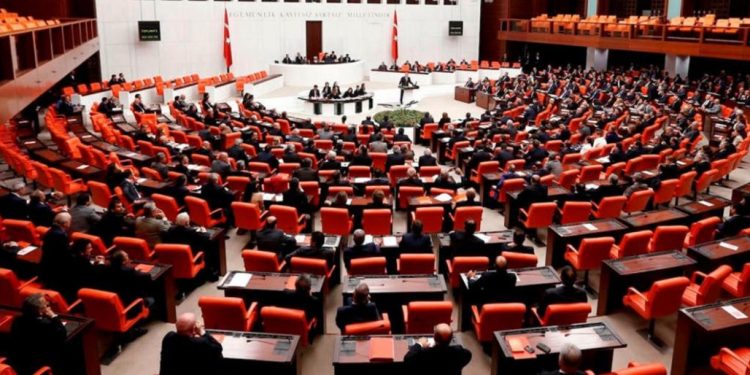 تركيا.. استجواب برلماني بخصوص الاعتداء الوحشي للشرطة على مسيرة