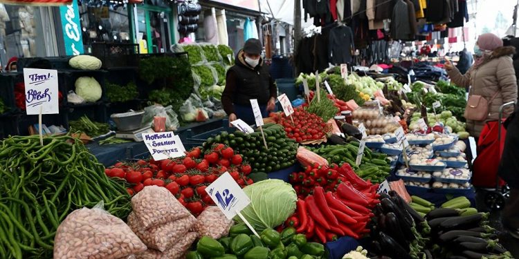 الجارديان: الأسعار في تركيا تتغير يوميًا والجميع خائفون