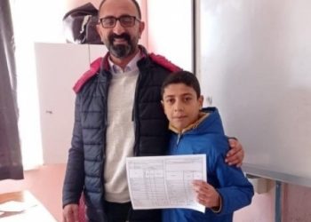 نقل تعسفي لمدرس تركي يتحدث الكردية والعربية مع طلابه