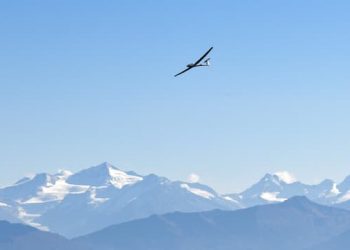 رجلان يفران من تركيا إلى اليونان على متن طائرة شراعية