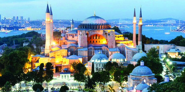 مسجد آيا صوفيا يتعرض لاعتداء