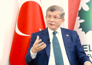 داود أوغلو: العاملون بمؤسسة الرئاسة لا يؤيدون الحزب الحاكم