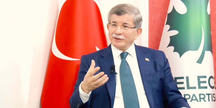 داود أوغلو: العاملون بمؤسسة الرئاسة لا يؤيدون الحزب الحاكم