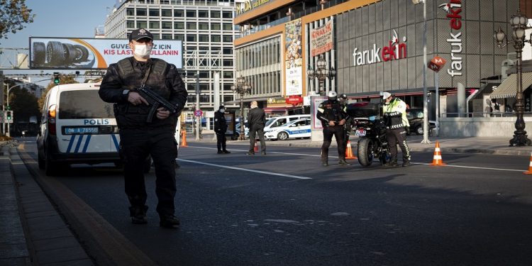 الإفراج عن صحفيين كانا يعملان في وكالة “بلومبرغ” رغم اتهامهما بـ”تقويض استقرار تركيا الاقتصادي”