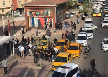 تركيا.. لاجئون سوريون يقذفون مبنى إدارة الهجرة بالحجارة