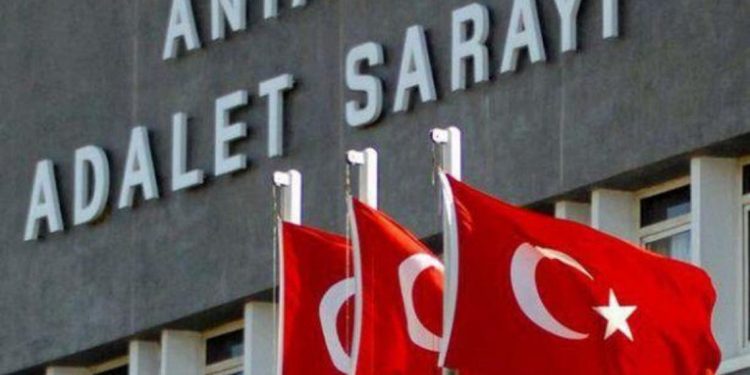 تركيا.. تبرئة ناشط حقوقي بارز من تهم الإرهاب