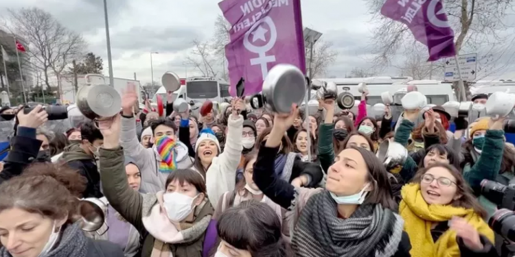 مظاهرة بأواني الطهي في اسطنبول احتجاجًا على ارتفاع الأسعار