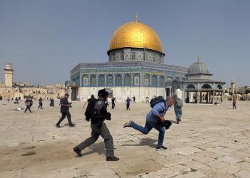مواجهات عنيفة في باحات المسجد الأقصى بين الفلسطينيين وقوات الإحتلال الإسرائيلي