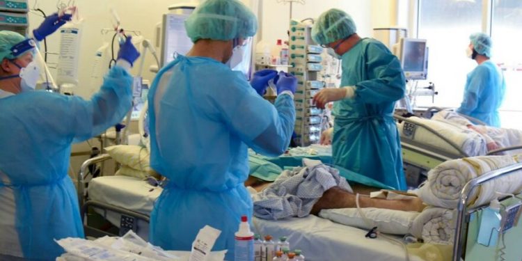 تركيا توقف نشر بيانات إصابات ووفيات كورونا