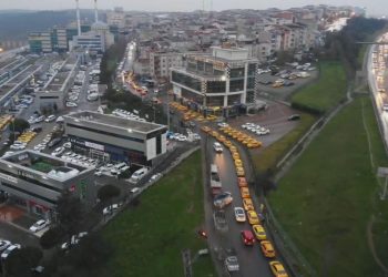 إسطنبول.. طوابير طويلة لتحديث عدادات التكاسي بعد رفع رسوم المواصلات 40%