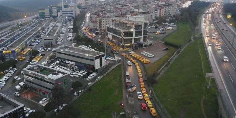 إسطنبول.. طوابير طويلة لتحديث عدادات التكاسي بعد رفع رسوم المواصلات 40%