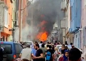 طائرة تسقط وسط المنازل في بورصة غرب تركيا (فيديو)
