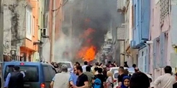 طائرة تسقط وسط المنازل في بورصة غرب تركيا (فيديو)