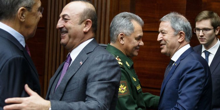 وزيرا الدفاع الروسي والتركي يتباحثان الوضع في أوكرانيا